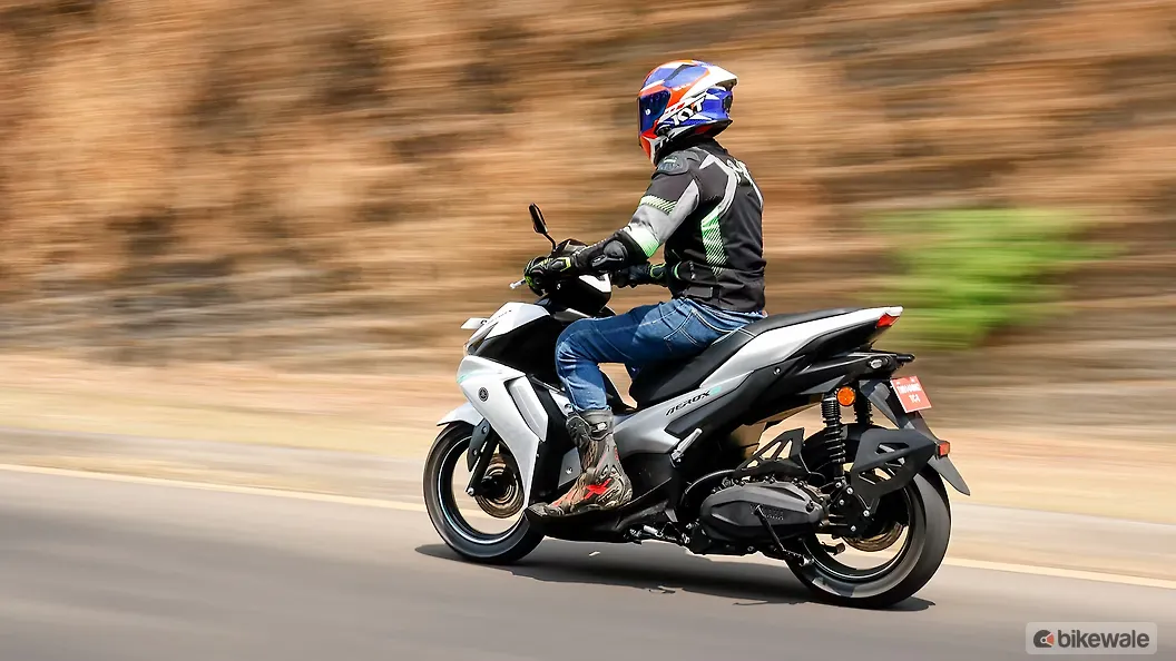 Yamaha Aerox E Riding Image – BikeWale