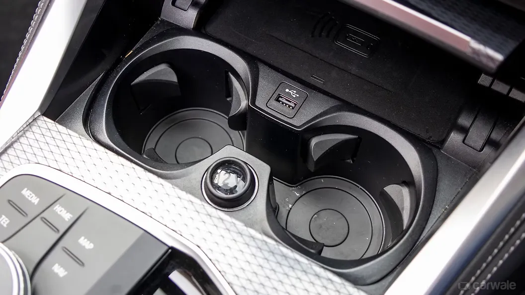 बीएमडब्ल्यू M440i कप होल्डर्स