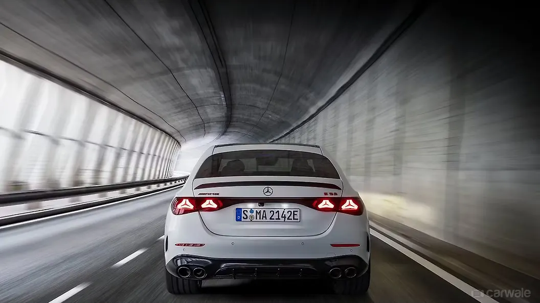 मर्सिडीज़ बेंज़ AMG E53 PHEV पीछे का व्यू