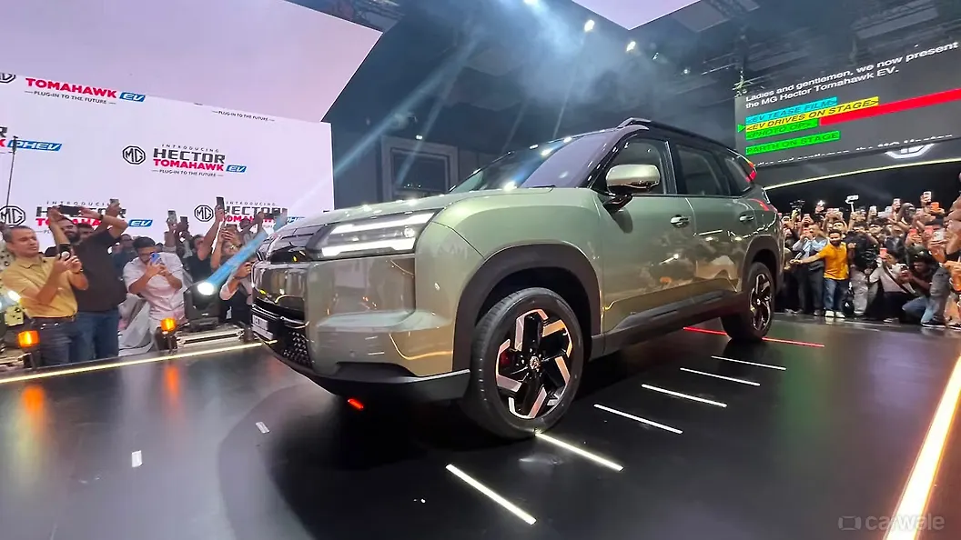 MG Hector Tomahawk EV Left Front Three Quarter
