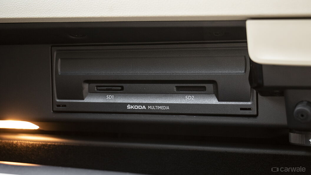 स्कोडा कारॉक ग्लव बॉक्स में सीडी ड्राइव