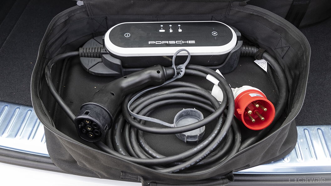 पोर्शे काइएन ईवी कार चार्जिंग पोर्टेबल चार्जर