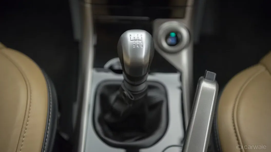 XUV500 Gear Shifter/Gear Shifter Stalk Image, XUV500 Photos in India