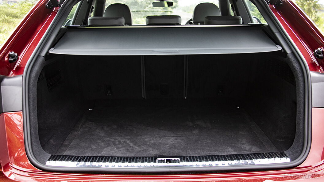 Audi Q8 Bootspace with Parcel Tray/Retractable