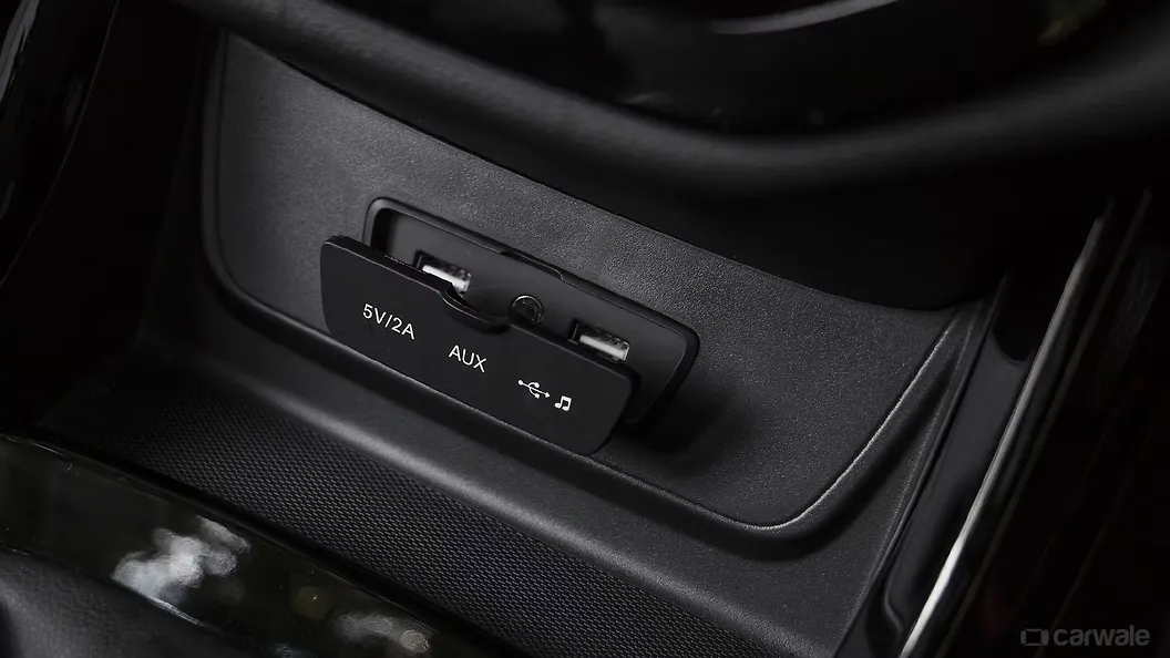 Hector [20192021] USB Port/AUX/Power Socket/Wireless Charging Image