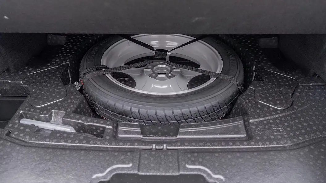 x4-under-boot-spare-wheel x4-under-boot-spare-wheel