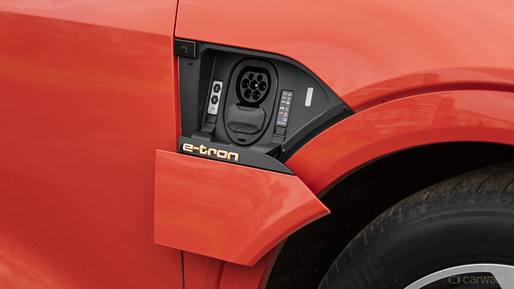 ऑडी ई-ट्रोन ईवी कार चार्जिंग इनपुट प्लग