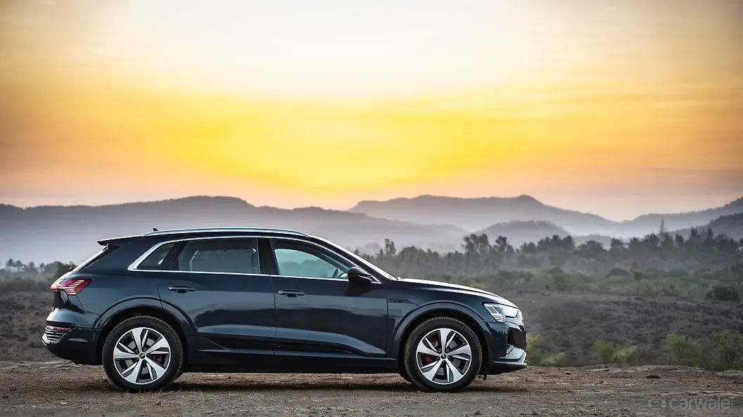 ऑडी ई-ट्रोन राइट साइड का दृश्य