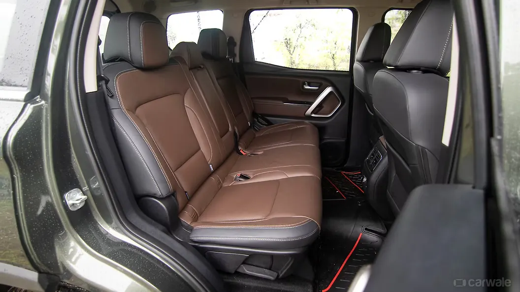 scorpio n number of seats