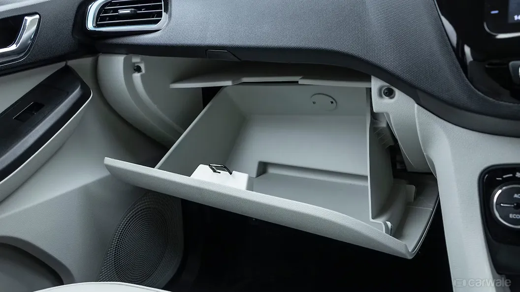 Tiago EV Glove Box इमेज, Tiago EV भारत में फ़ोटोज़ कारवाले