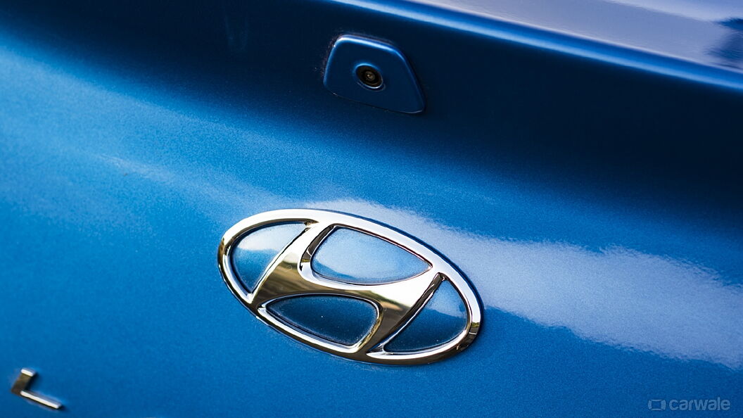 Hyundai Elantra Rear Logo