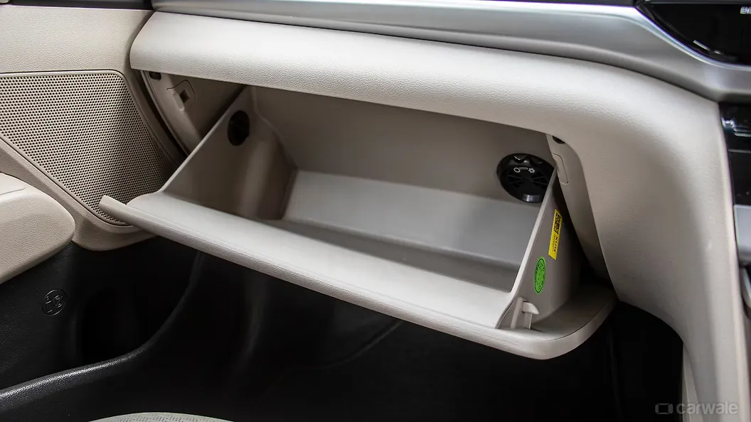 Elantra Glove Box Image, Elantra Photos in India CarWale