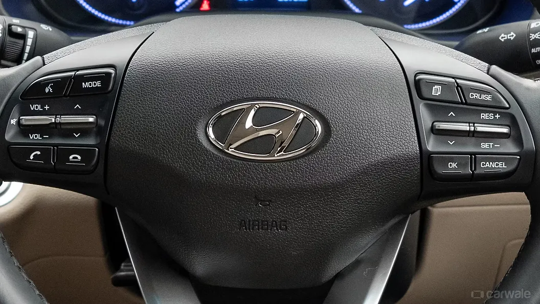 Elantra Horn Boss Image, Elantra Photos in India CarWale