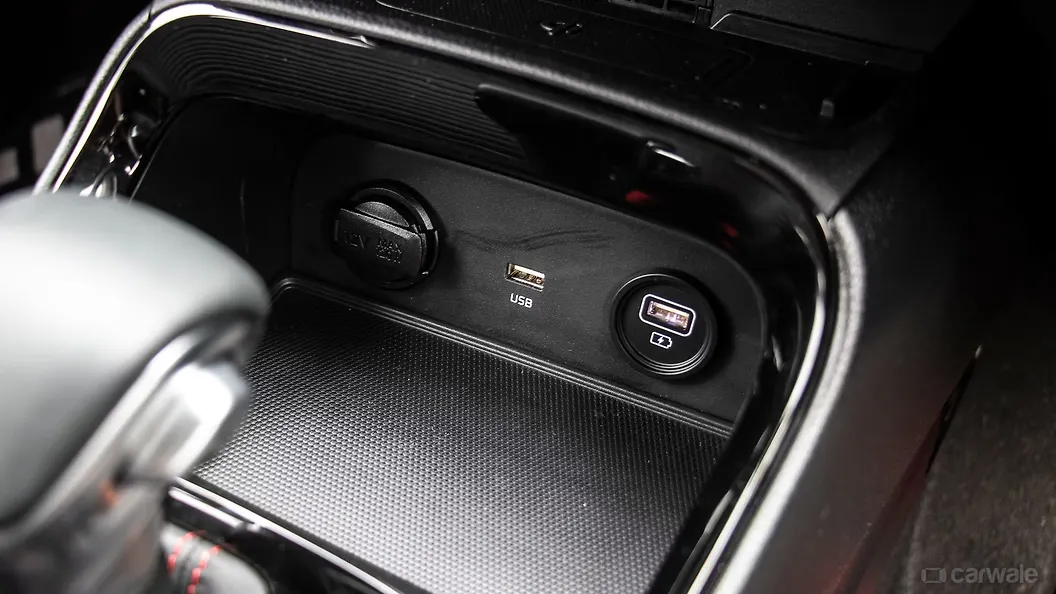 [20202022] USB Port/AUX/Power Socket/Wireless Charging Image