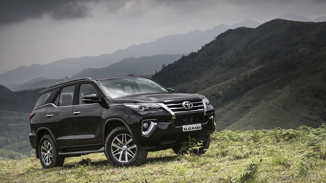 Discontinued Toyota Fortuner 2016 Front Three-Quarter