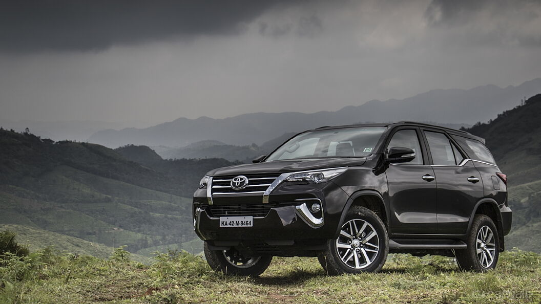 Discontinued Toyota Fortuner 2016 Front Three-Quarter