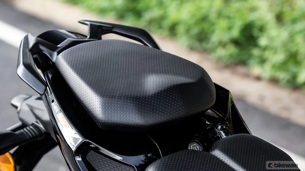 apache 200 4v seat cover