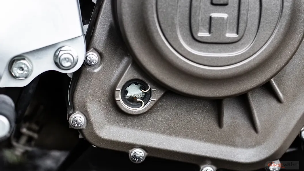 Husqvarna Svartpilen 250 Engine Oil Level Indicator Image BikeWale