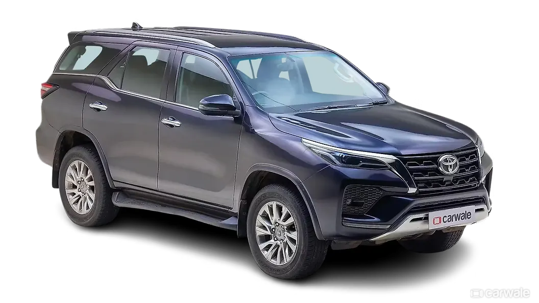 टोयोटा फ़ॉर्च्यूनर ठीक सामने तीन चौथाई