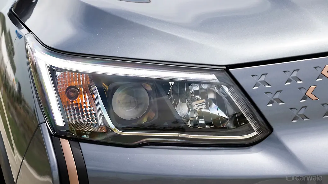 XUV400 Daytime Running Lamp (DRL) Image, XUV400 Photos in India CarWale