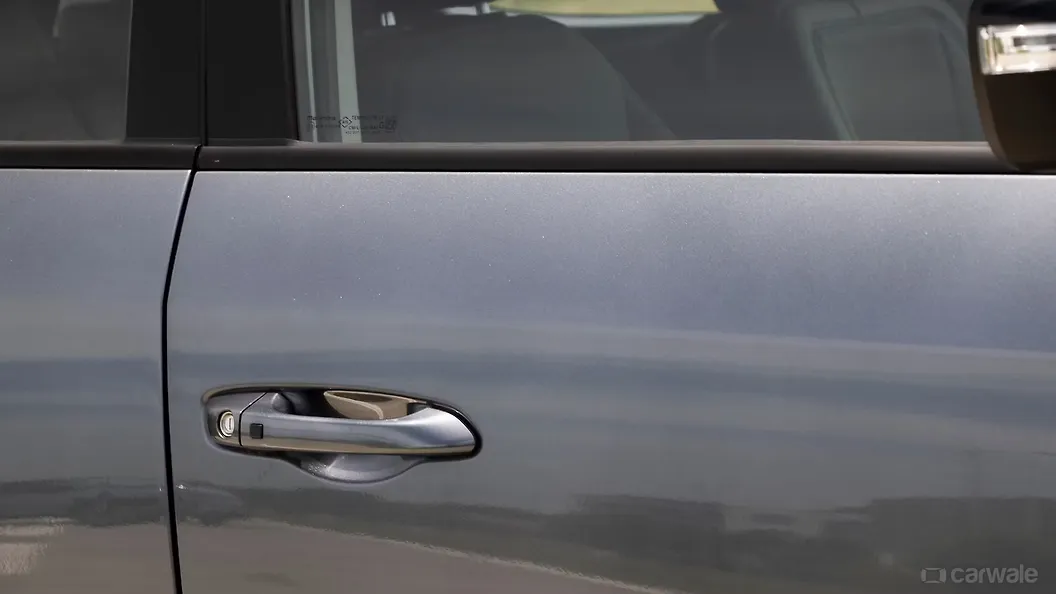 XUV400 Front Door Handle Image, XUV400 Photos in India CarWale