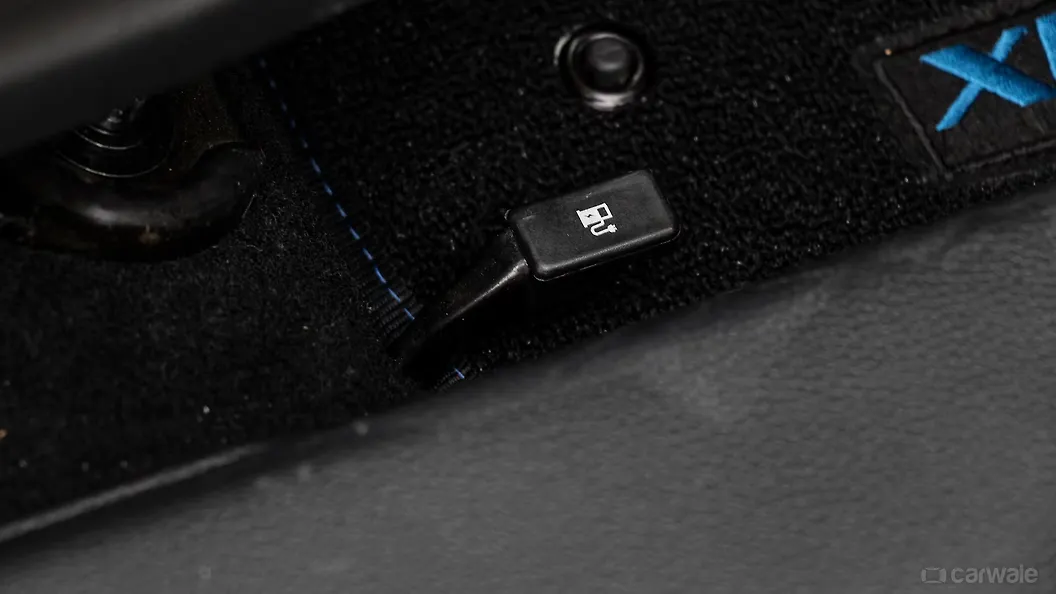 XUV400 Boot Release Lever/Fuel Lid Release Lever Image, XUV400 Photos