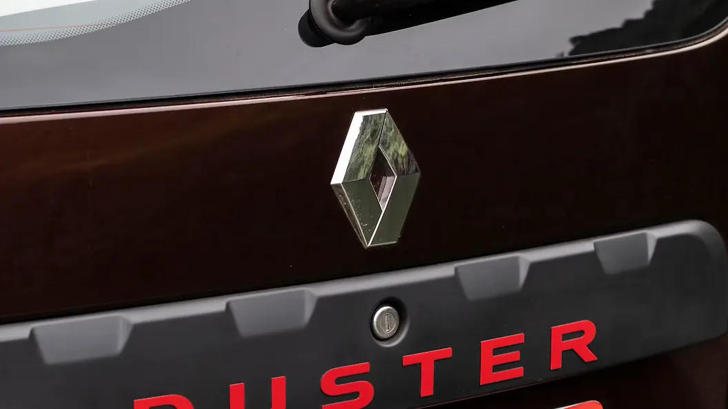 Renault Duster Photo, duster rear logo Image CarWale