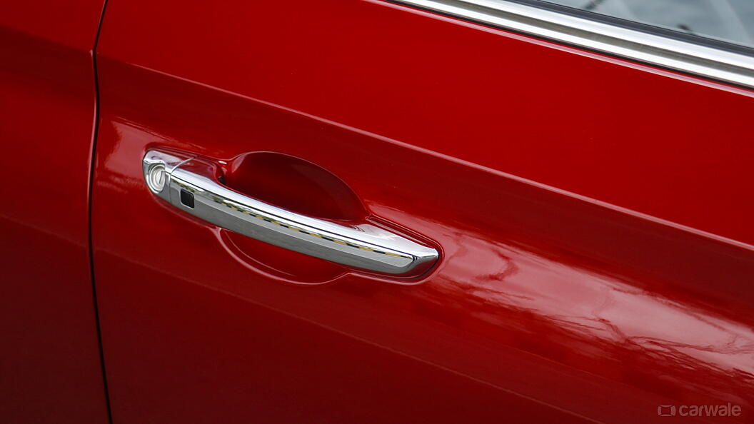 Verna Front Door Handle Image, Verna Photos in India - CarWale