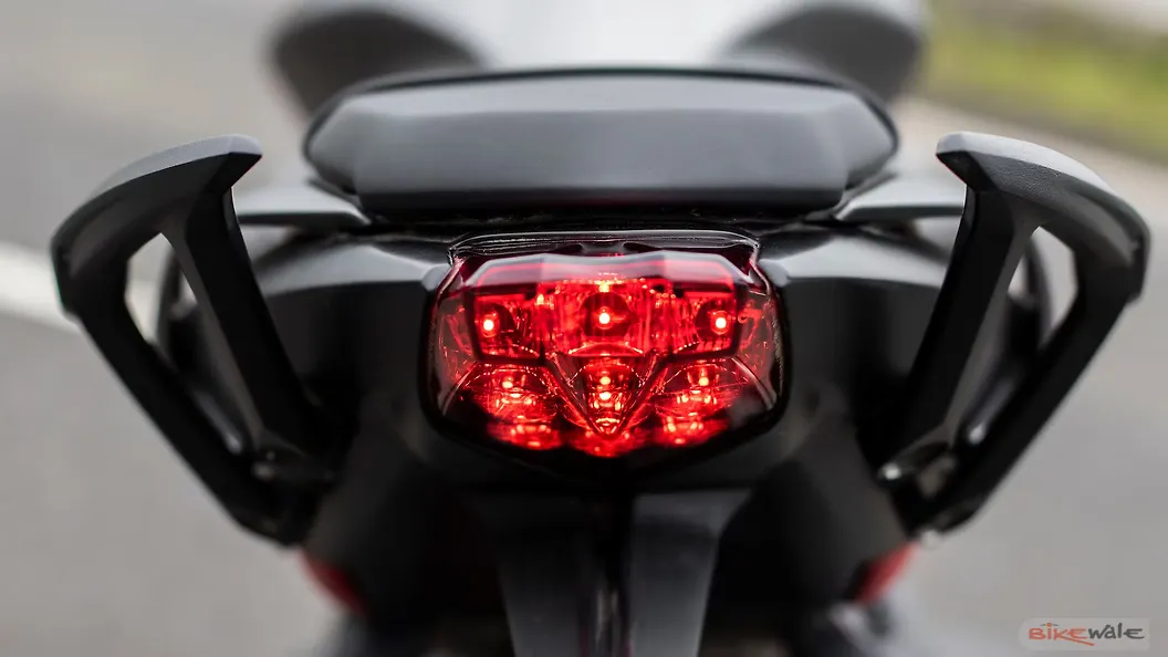 Triumph Street Triple R [2022] Wheels-Tyres Image – BikeWale
