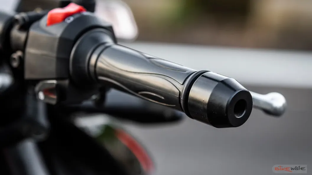 TVS Apache RTR 200 4V Bar End weight Image BikeWale