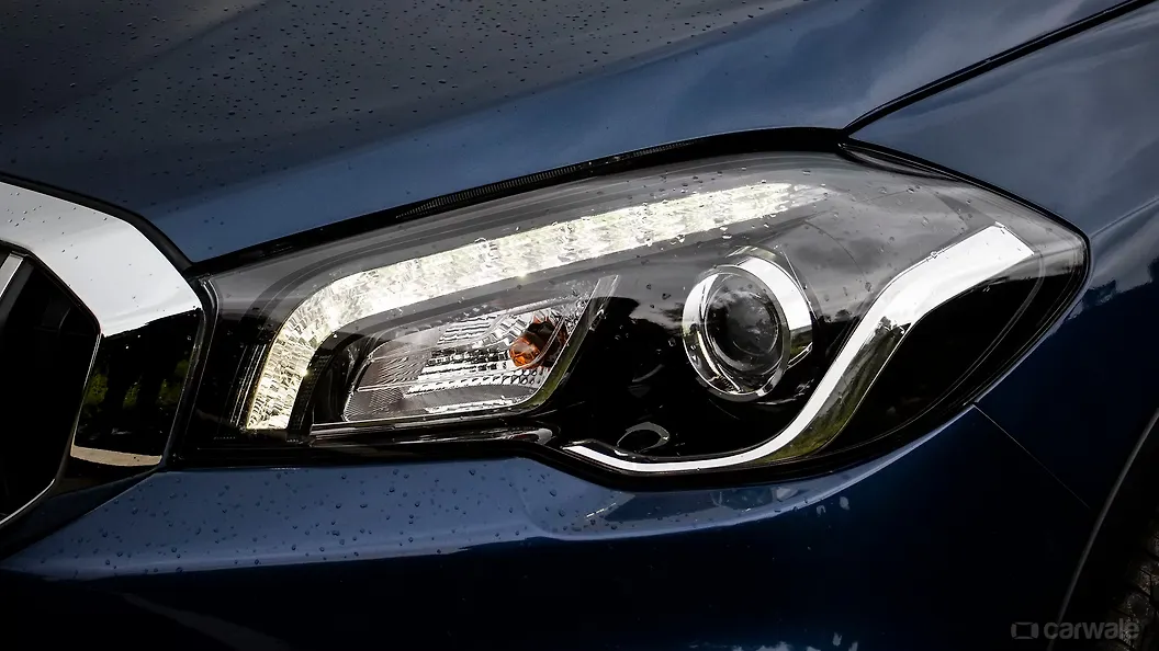SCross Headlight Image, SCross Photos in India CarWale