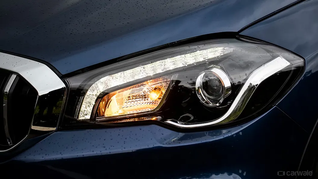 SCross Headlight Image, SCross Photos in India CarWale