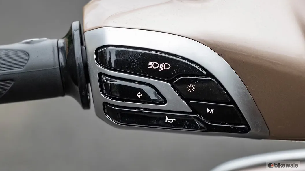 Bajaj Chetak Play Pause Switch for Bluetooth Image – BikeWale