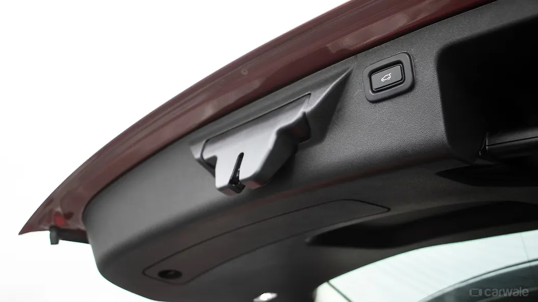 Discovery Sport Boot Release Lever/Fuel Lid Release Lever Image