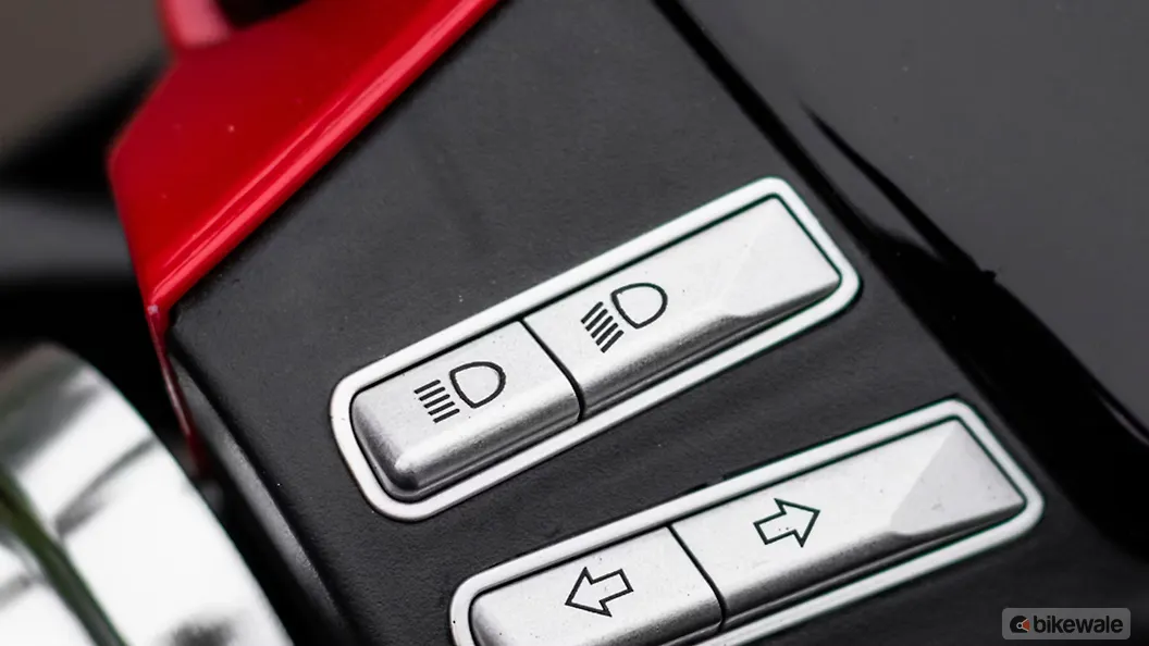 BGauss B8 High Beam Low Beam Switch Image BikeWale