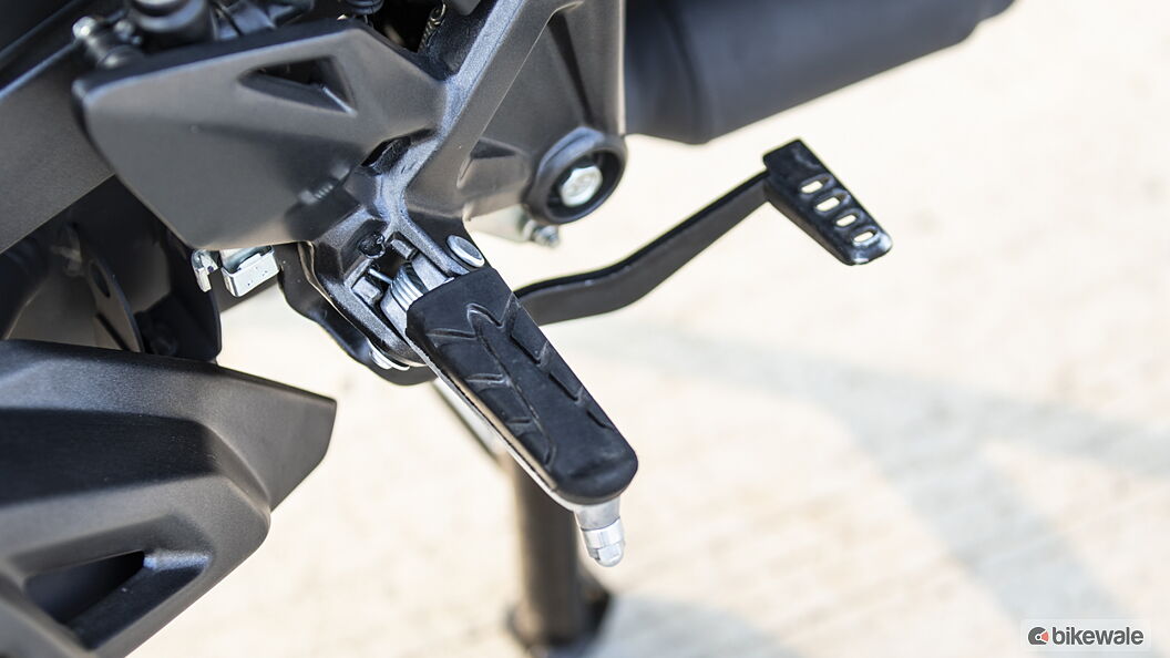 Honda Hornet 2.0 Rider Footpeg Image – BikeWale