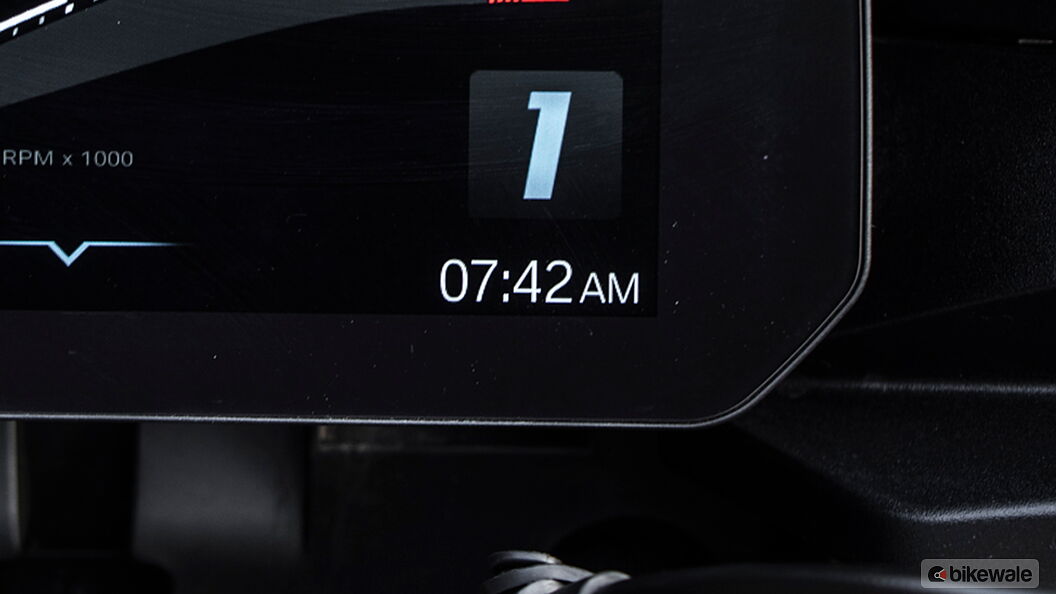 BMW F900XR [2021] Clock
