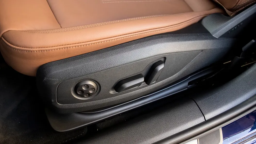 ऑडी a4 फ्रंट पैसेंजर के लिए इलेक्ट्रिक सीट एड्जस्टमेंट