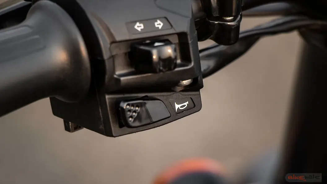 Jawa Perak Turn Indicators Switch Image BikeWale