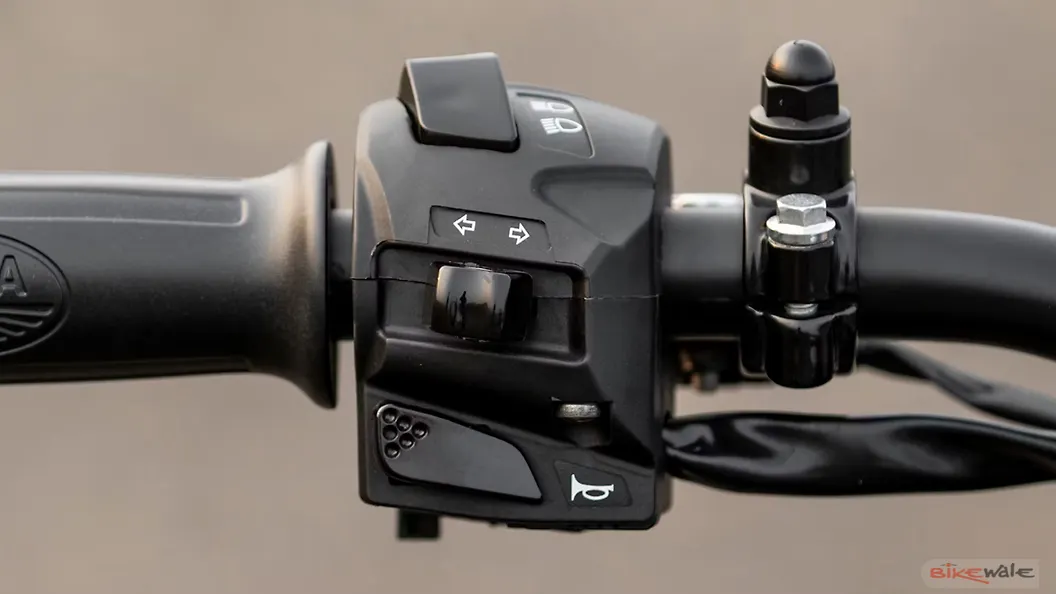 Jawa Perak Turn Indicators Switch Image BikeWale