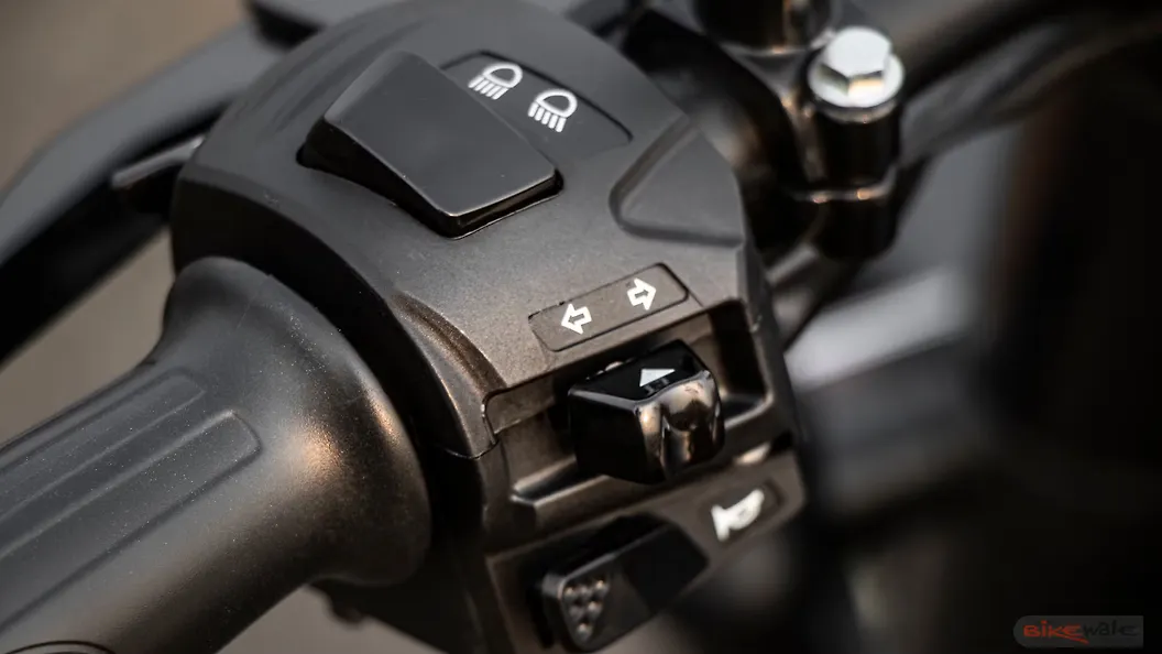 Jawa Perak Turn Indicators Switch Image BikeWale