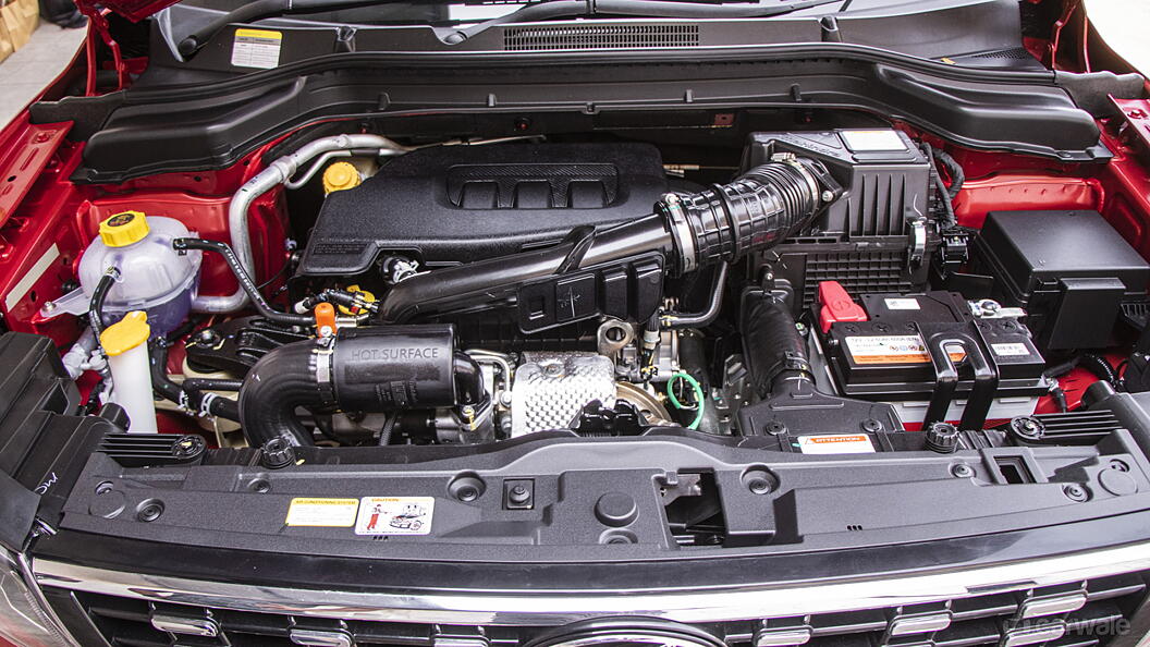 XUV300 Engine Shot Image, XUV300 Photos in India CarWale