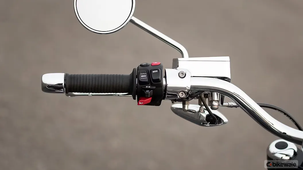 BMW R18 Left Side Handlebar Grip Image – BikeWale