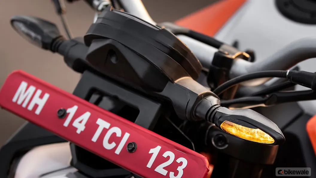 KTM 125 Duke [2021] Front Turn Indicators Image – BikeWale