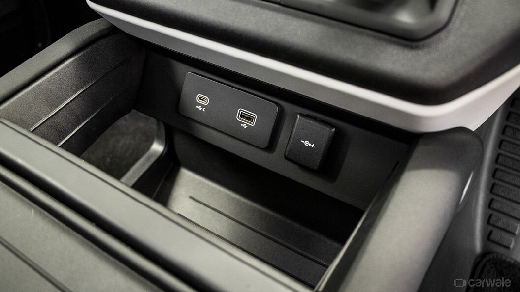 Land Rover Defender USB Port/AUX/Power Socket/Wireless Charging
