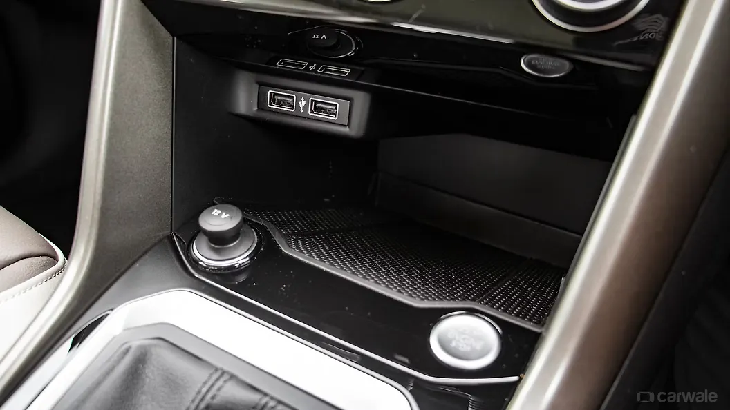 TRoc USB Port/AUX/Power Socket/Wireless Charging Image, TRoc Photos