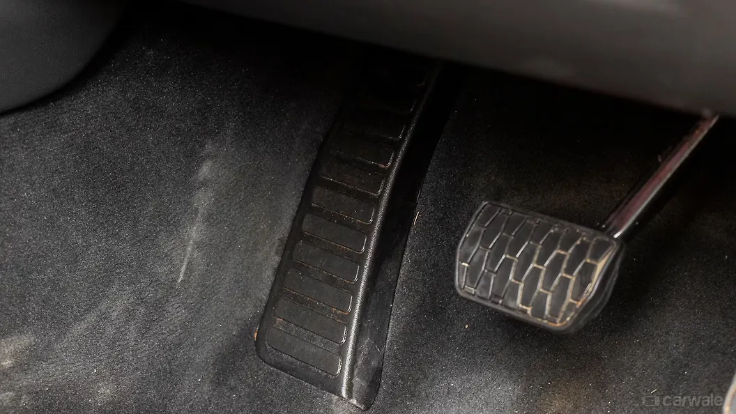 जैगुवार एफ-पेस डेड पैडल