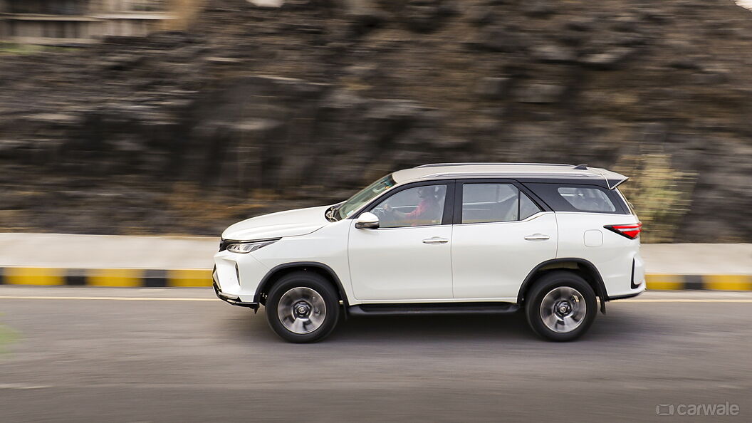 Toyota Fortuner Right Side View