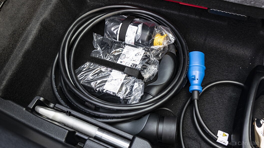 मर्सिडीज़ बेंज़ एएमजी eqs ईवी कार चार्जिंग पोर्टेबल चार्जर