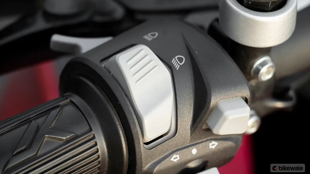 Benelli TRK 502 High Beam Low Beam Switch Image – BikeWale